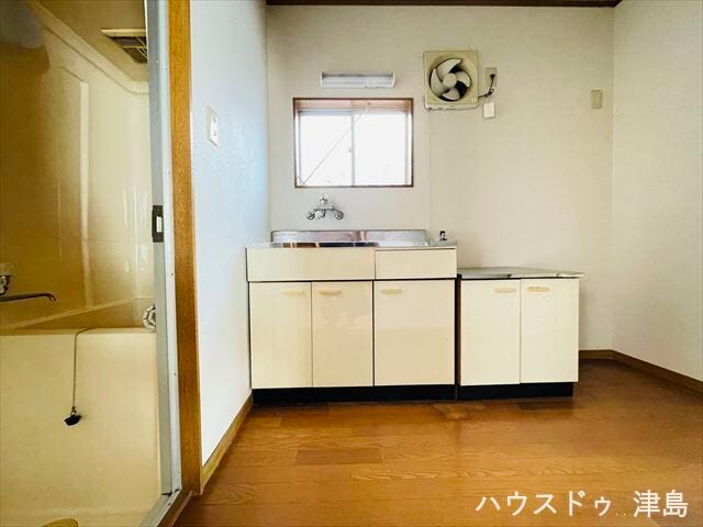 窓が付いているから心地よい自然光を感じながら家事ができます。