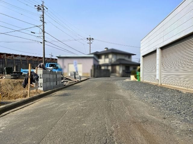 幅員約5.6mの前面道路です。2台の車がすれ違うことが出来る道幅です。車の出し入れもゆったりとする事が出来ます。(2026年1月15日 撮影)