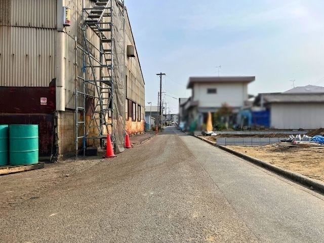 幅員約5.6mの前面道路です。車がすれ違える道幅です。車1台とベビーカーですれ違っても余裕のある道幅は安心ですね。(2026年1月15日 撮影)