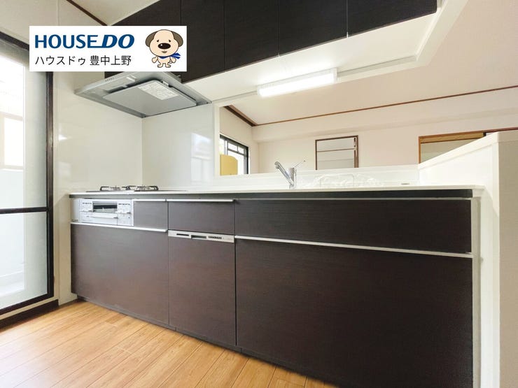 人気の対面式システムキッチン!食洗機付き&3口コンロの快適な調理環境となっております♪