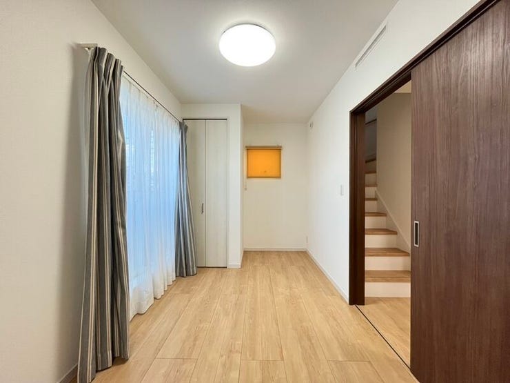 2階の1部屋は2ドア1ルームとなっており、将来的に2部屋にわけることも可能です。