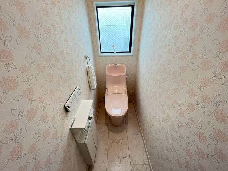 シャワー付きトイレ。窓も付いているので空気の入れ替えも楽にできます。