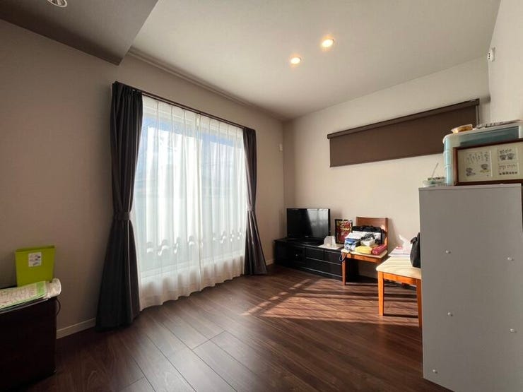 6帖洋室はウォークインクローゼット付きで、スッキリと暮らして頂きやすいお部屋です。