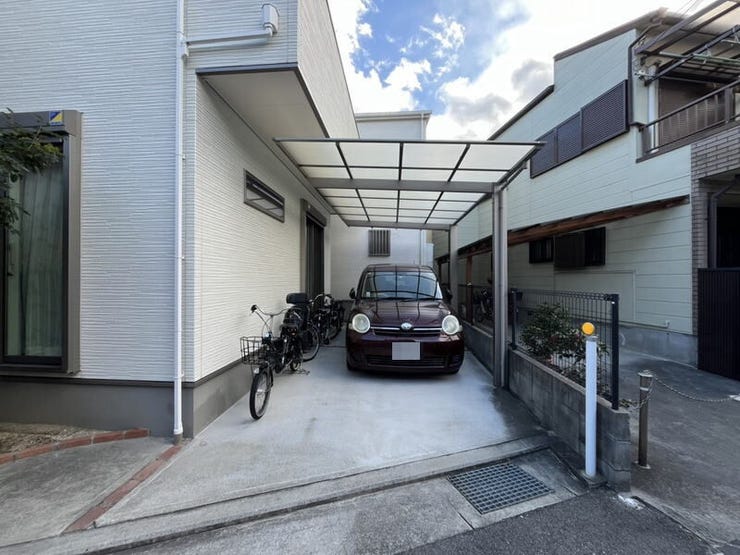 カーポート付きの駐車場。雨の日も濡れずに乗り降りできます