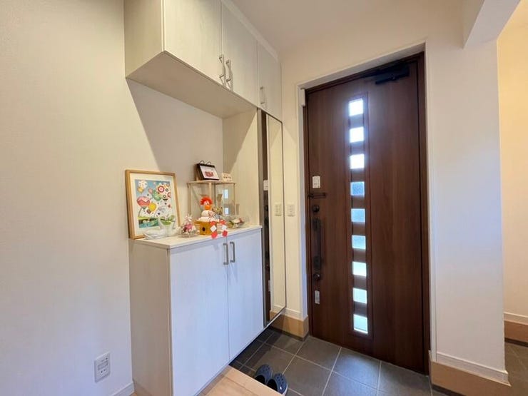 シューズボックスつき。家族の靴もすっきり収納できます。シューズボックスの上にはインテリアや観葉植物、アルコール消毒などを置いておくことができます。