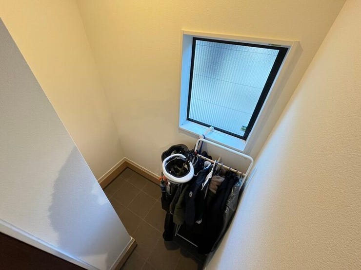 玄関横の土間収納は、アウトドア用品や自転車を置いたり趣味のスペースにお使いいただけ、お家がスッキリ片付きます!