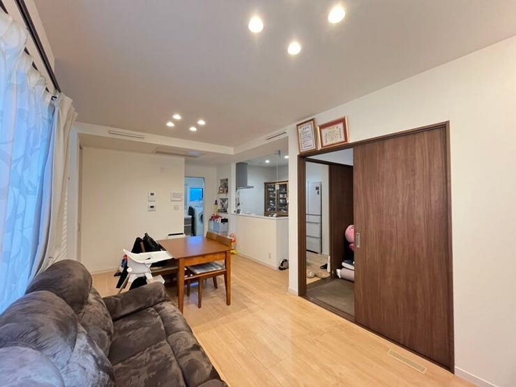 15.1帖のリビングは家具を置いてもゆとりのある空間になります。自然と家族が集まる空間になりますね。