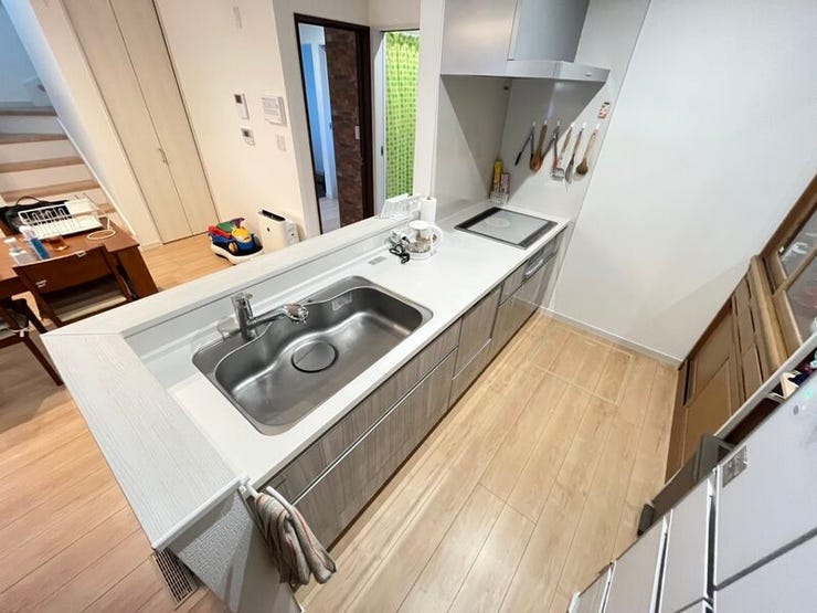 広々キッチンで楽しくクッキング!収納力抜群で大きなパスタ鍋もそのまま収納出来ます!お料理好きな方も嬉しいしようとなっております。