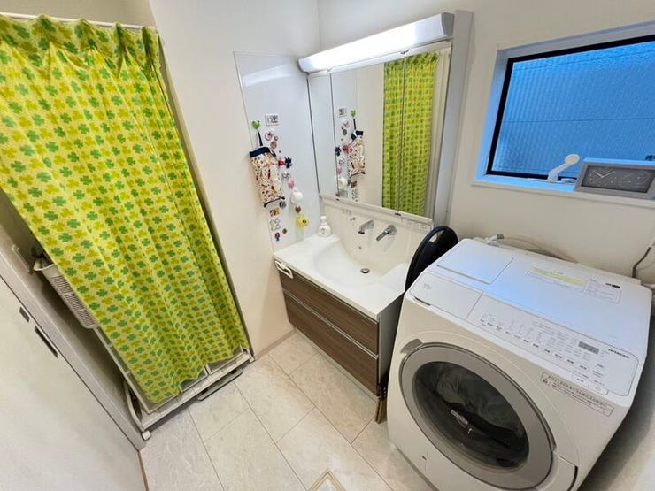 ゆとりの洗面スペースで朝の身支度もスムーズに!収納には日用品のストックが可能です♪