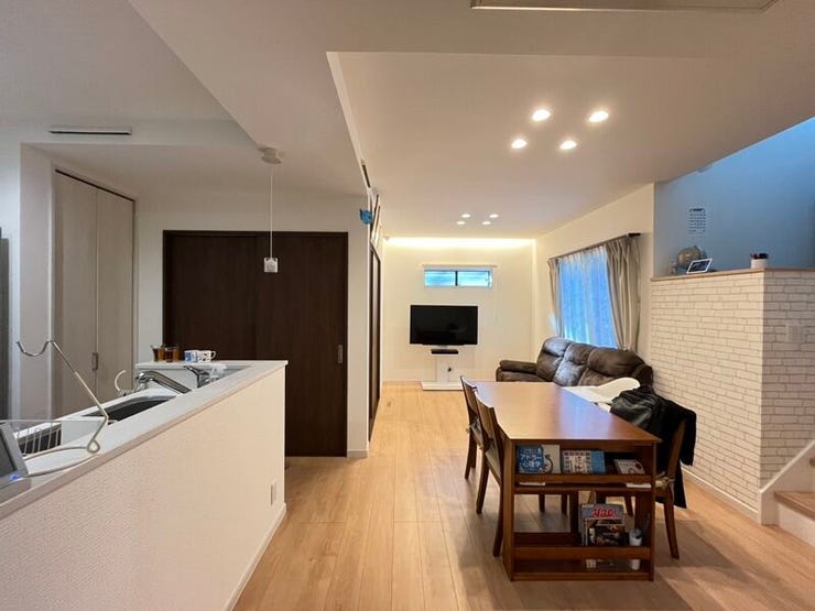 人気の対面式キッチンなので、家事をしながらご家族ともコミュニケーションが取れますよ♪