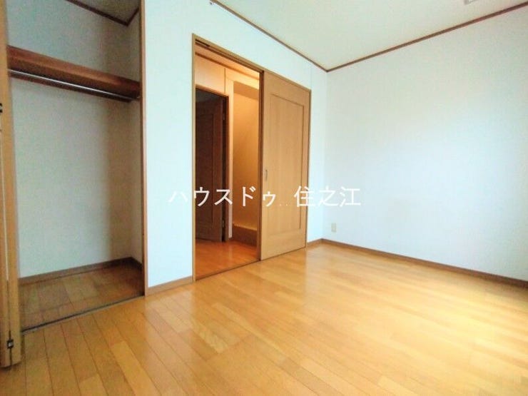 収納がございますのでお部屋の中がスッキリ片付きますよ