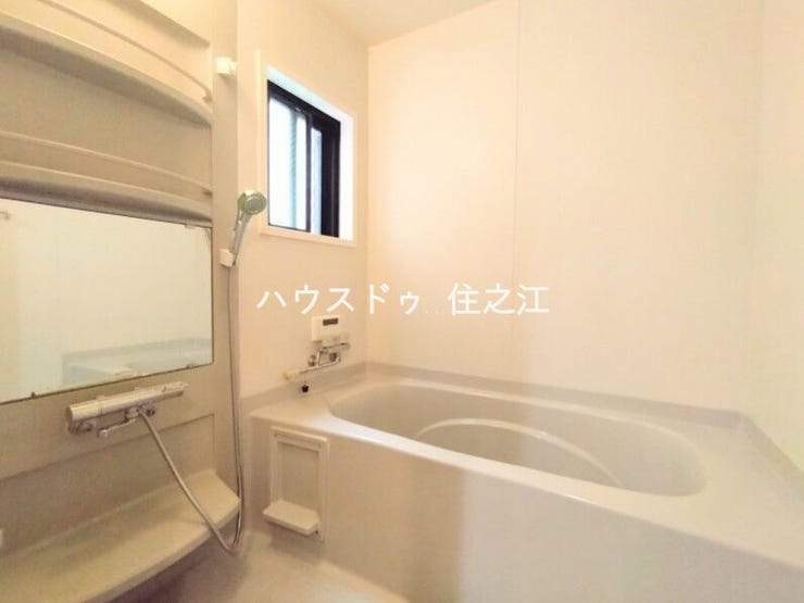 お子様と一緒にバスタイムを楽しめる広々浴室