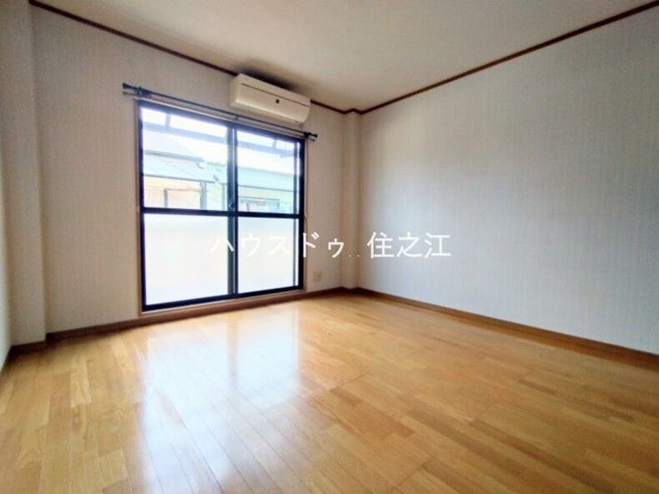 窓が有るので換気はもちろん明るく日差しの入る洋室です♪