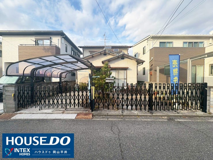 【外観】
【カーポート&前面道路も広々で駐車ラクラク】
大切なお車を雨風から守るカーポート付きの駐車場を完備。前面道路はスッキリと見通しが良く、お車の出し入れもスムーズです。