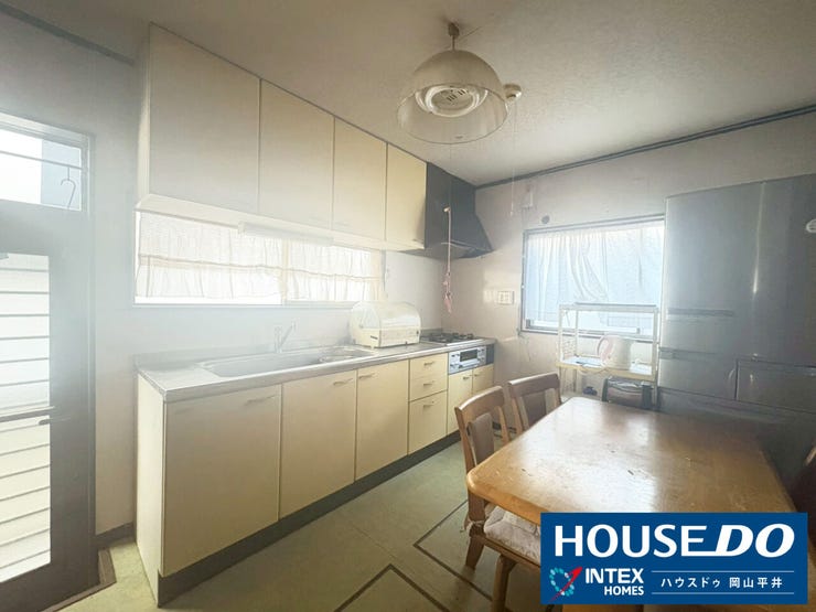 【ワークスペースの壁付けキッチン】
上下にたっぷりと配置された収納棚が魅力!調理スペースもしっかり確保されているので、お子様と一緒にお料理ができそうですね。窓からの自然光が手元を明るく照らします。