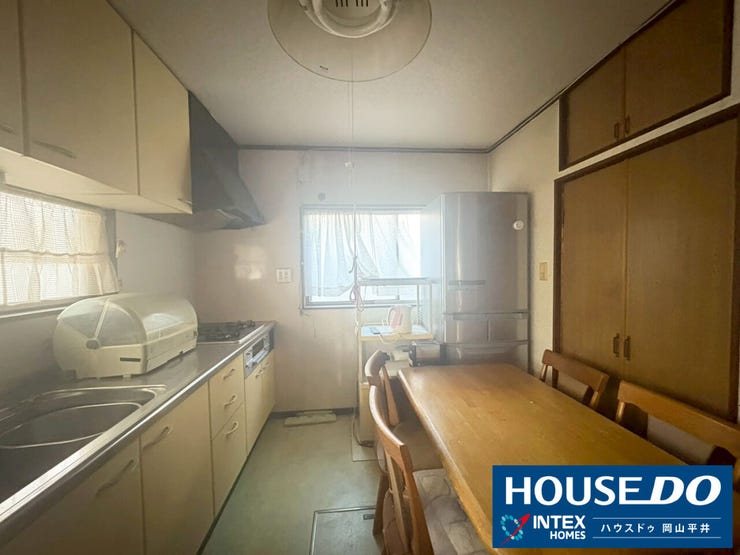 【家事効率もアップ!機能的なダイニングキッチン】
キッチン背面には便利な収納棚を完備!散らかりがちな小物もスッキリ片付き、作業スペースを広く使えます。窓が多くて風通しも良好。