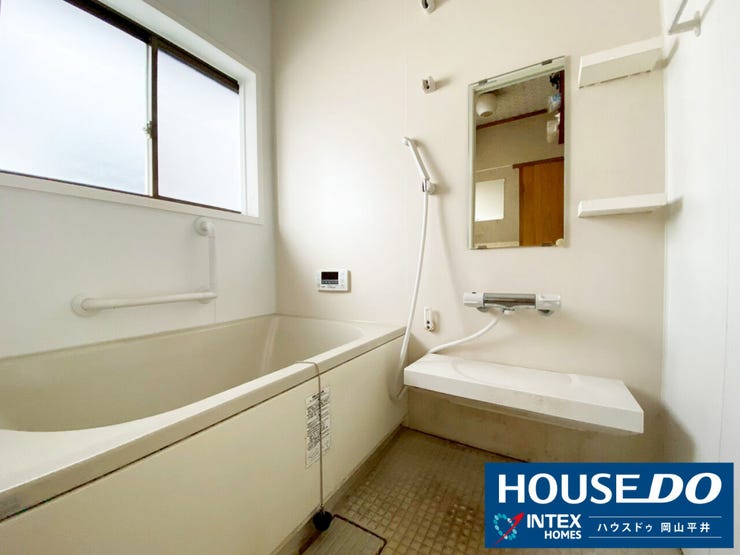 【一日の疲れを癒す、窓のある明るいバスルーム】
清潔感のある広々とした浴室には、換気や採光に嬉しい窓付き!手すりも設置されており、お子様からご年配の方まで家族全員が安心してリラックスできますね。