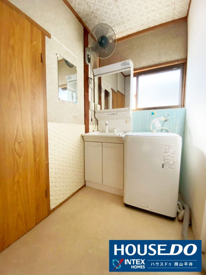 【窓からの光が心地よい、爽やかな洗面スペース】
明るい窓がある洗面脱衣室は、毎朝の身支度を気持ちよくさせてくれ、洗濯機を置いてもゆとりのある広さが確保されており、家事の動線もスムーズで快適な毎日を!