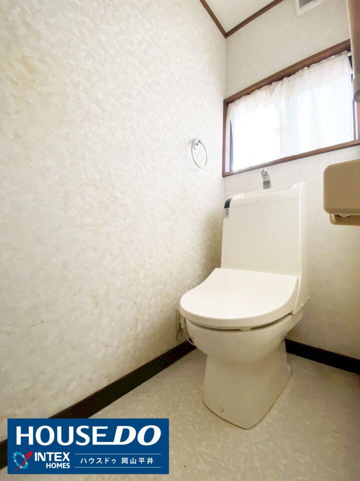 【窓付きで明るく、清潔感あふれるお手洗い】
白を基調とした清潔感のあるトイレには、換気に便利な窓を設置。明るい光が入り込み、いつでも爽やかな空間を保てます。