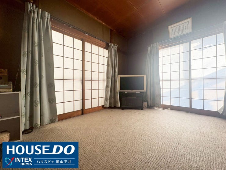 【2面採光で明るく心落ち着く寛ぎのお部屋】
大きな窓が2か所あり、心地よい陽光が差し込む明るい空間です。障子越しに広がる柔らかな光が、家族の団らんやリラックスタイムを優しく包み込んでくれます。