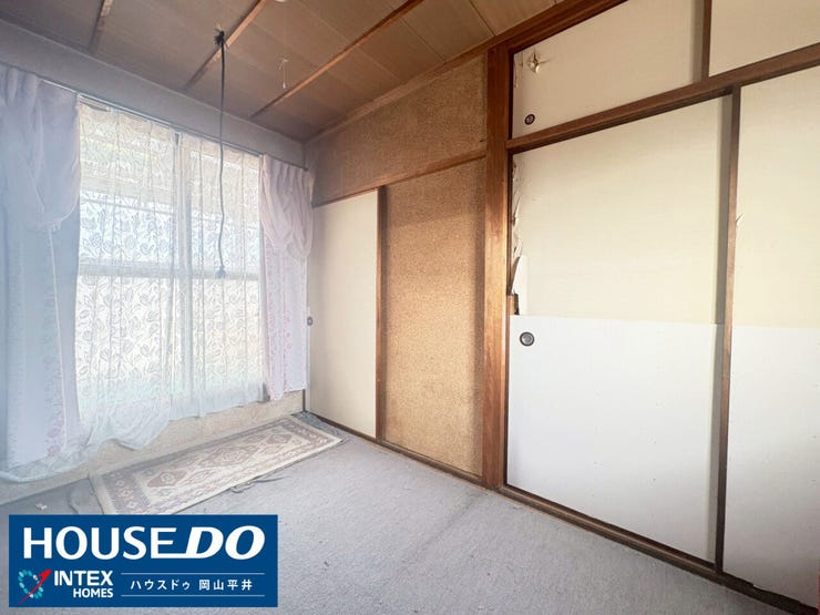 【収納たっぷり!自分好みに彩れるプライベートルーム】
壁一面に広がる大きな押し入れ収納が自慢の一室です!お布団や季節物もスッキリ片付き、お部屋を広々と使えます。大きな窓からの採光もバッチリですね。