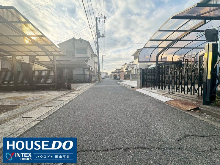 【前面道路】
落ち着いた住宅街に位置する、ゆとりある前面道路です。車通りも少なく静かな環境なので、小さなお子様がいるご家庭も安心。毎日の車の出し入れもスムーズに行えますね!