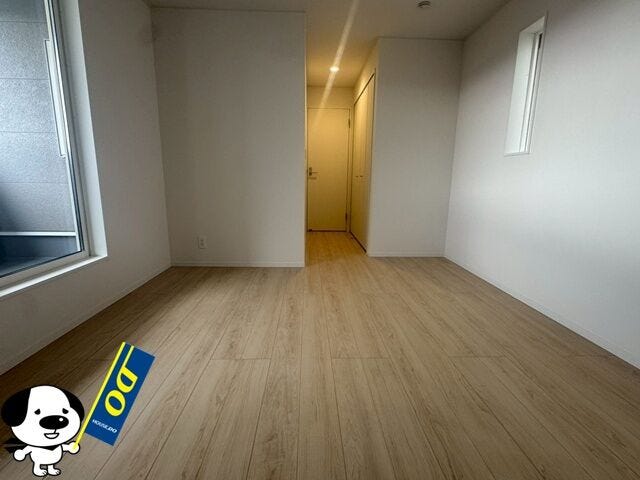 お掃除がしやすいフローリングの洋室です。