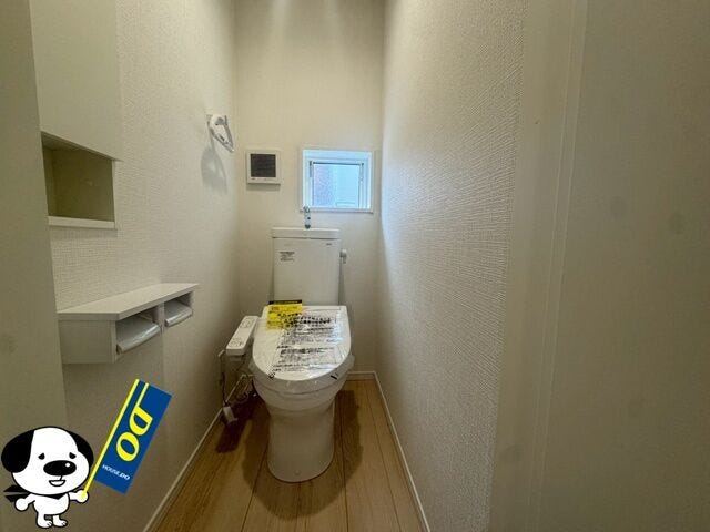 白が基調の清潔感あふれるトイレです。