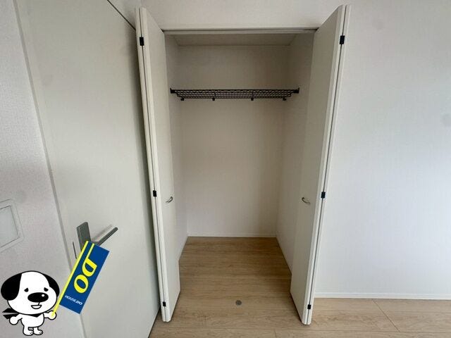 お部屋を広く見せる、スマートなクローゼットです★