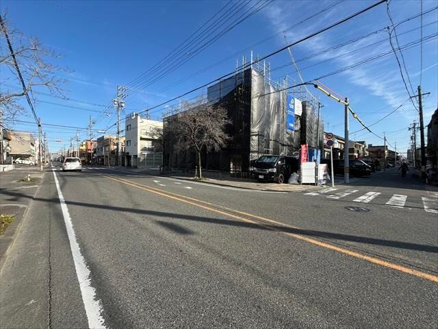 南西角地に面する道路です。西側前面道路の向かいには「泉楽公園」があります。お子様やペットの遊び場が近くにあり、嬉しい住環境です◎
(2026年1月20日撮影)