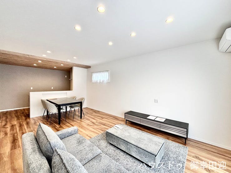 ■安らぎと笑顔の中心地■陽光が優しく降り注ぎ、会話が自然と弾む。ここでは、毎日が特別な時間へと変わります。