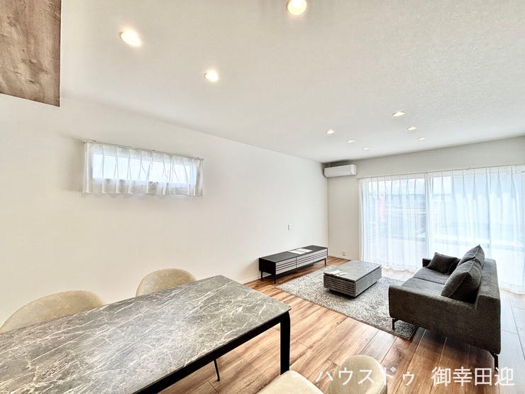 ■安らぎと笑顔の中心地■陽光が優しく降り注ぎ、会話が自然と弾む。ここでは、毎日が特別な時間へと変わります。