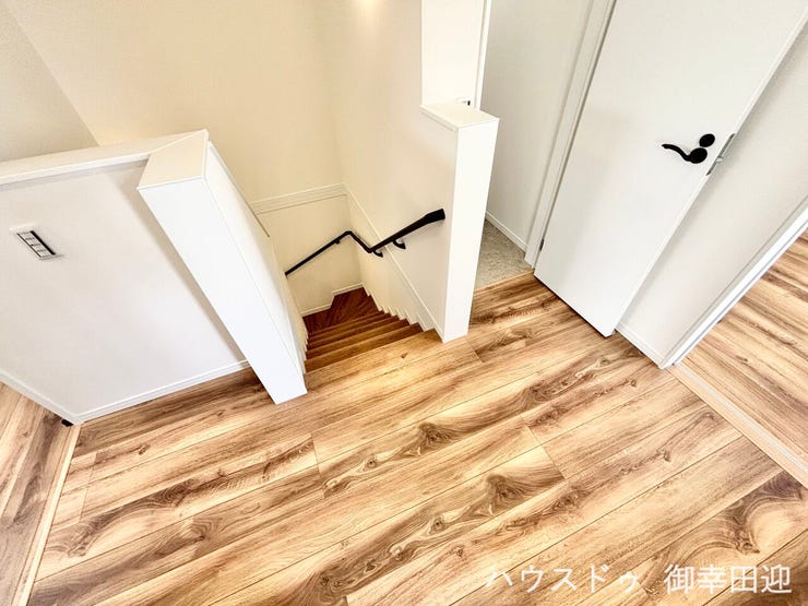 ■暮らしを繋ぐ、明るい動線■採光窓から光が差し込み、足元を優しく照らす。安全で快適な、家族の生活を支える縦の繋がりです。