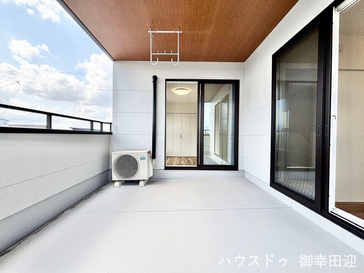 ■空の下の開放的な特等席■日光浴や読書、外の空気を感じながらリフレッシュ。暮らしを豊かにする、もう一つの心地よい空間です。