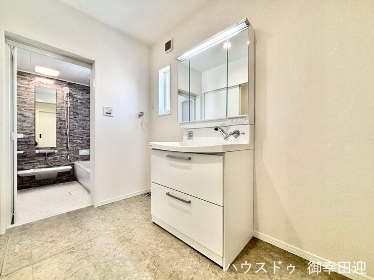 ■安らぎと笑顔の中心地■陽光が優しく降り注ぎ、会話が自然と弾む。ここでは、毎日が特別な時間へと変わります。