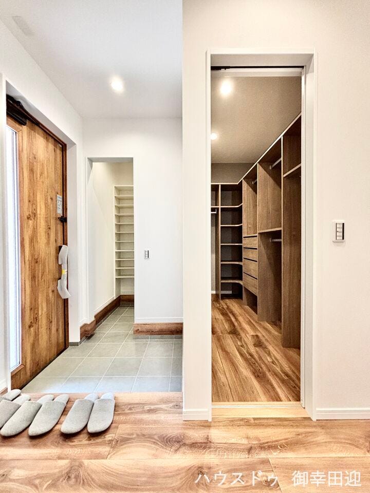 ■「ただいま」の安堵をくれる場所■訪れる人を迎え入れ、帰るたびにホッと一息つける、明るく機能的なエントランス。