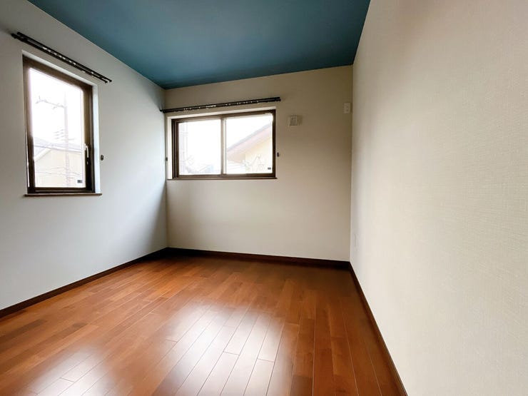 日当り良好の洋室!
明るい空間となっております。