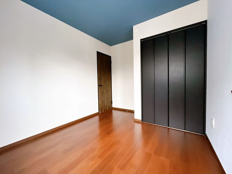 色合いに統一感のある、落ち着いた雰囲気のお部屋です。