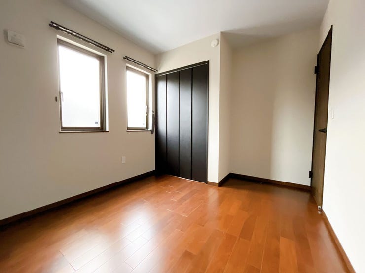 大きな窓から朝日が差し込み、目覚めのよい1日が迎えられそうです◎