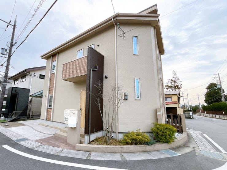 【外観】
「近鉄奈良駅」よりバス乗車8分、バス停「高畑住宅」より徒歩5分の立地◎