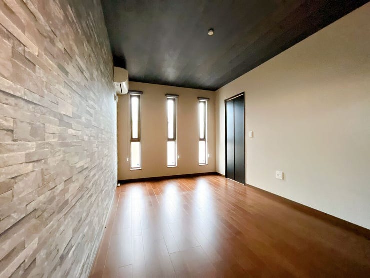 光をたっぷり取り込める窓があり明るい室内です◎