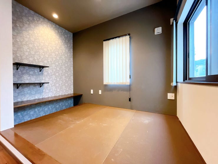 リビング横の和室スペースは休憩したり、お子様の安全な遊びスペースとしても使えます◎