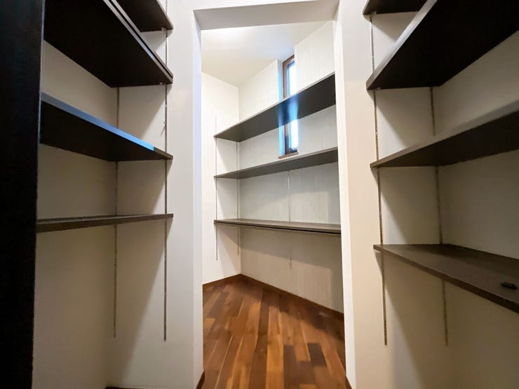 ウォークインクローゼットは高さのある荷物や洋服をたくさん収納できます。