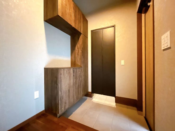 高さのある収納スペースがあり、靴以外も収納頂けます。