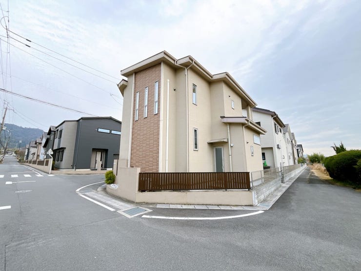 静かで落ち着いた閑静な住宅地です。
子育て世代の生活環境としても最適です◎