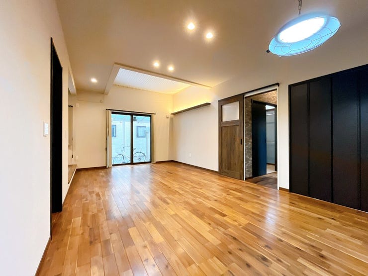 リビングの吹き抜けスペースは開放感があり、お部屋もより広く感じられます。