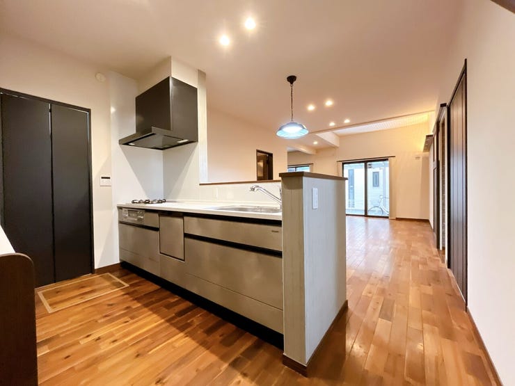 カウンターキッチンなので、お料理をしながらリビングを見渡すことができます◎