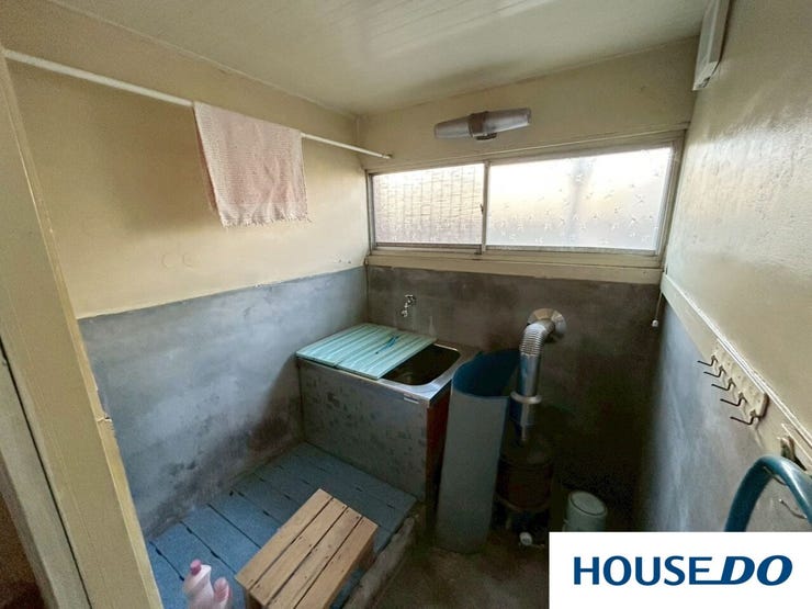 大きな窓が設置されており、日中は自然光の中で気持ちよく入浴できます。窓を開けることでしっかりと換気ができ、湿気がこもりにくい衛生的な環境を保てます!