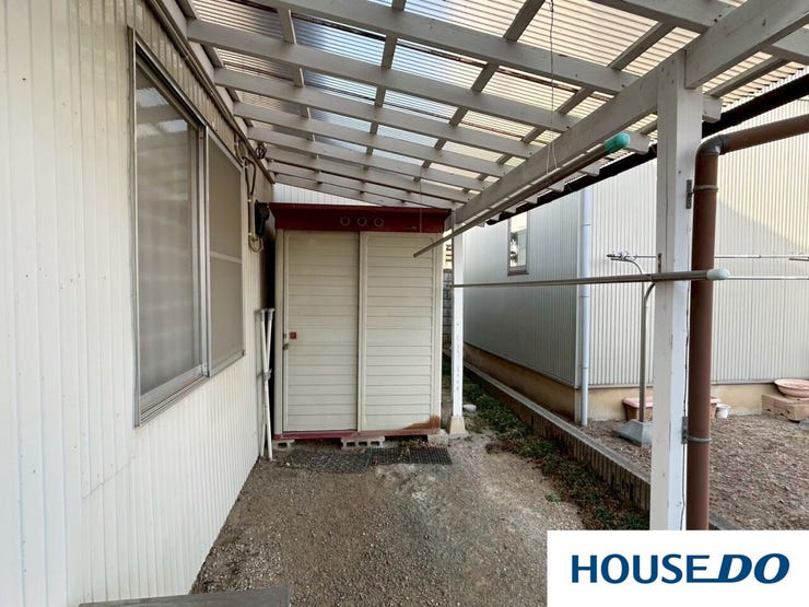 屋根付きのスペースにしっかりとした物置が設置されており、タイヤやアウトドア用品、ガーデニングツールなどを雨に濡らさず保管できます!洗濯物の干しスペースや、自転車置き場としても活用できる便利な空間です。