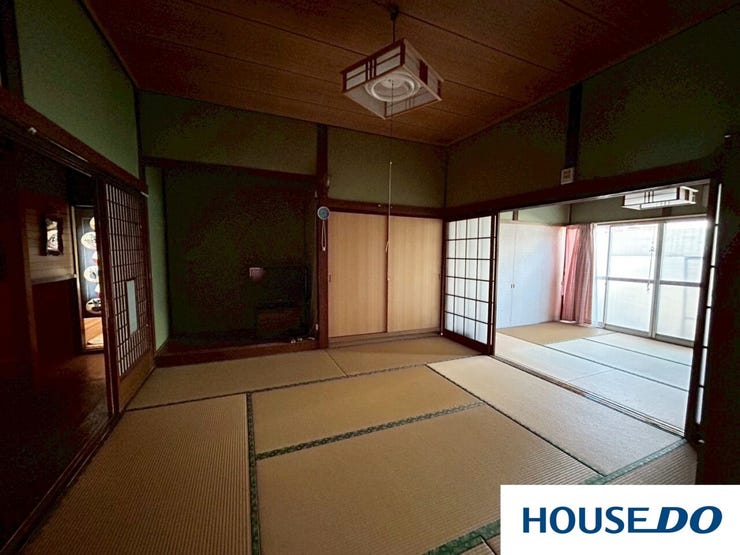 天井の板張りや、重厚感のある建具など、現代の住宅ではなかなか再現できない造り込みが魅力です☆古き良きものを活かした「和モダン」なリノベーションのベースとして、最高にワクワクする空間です!